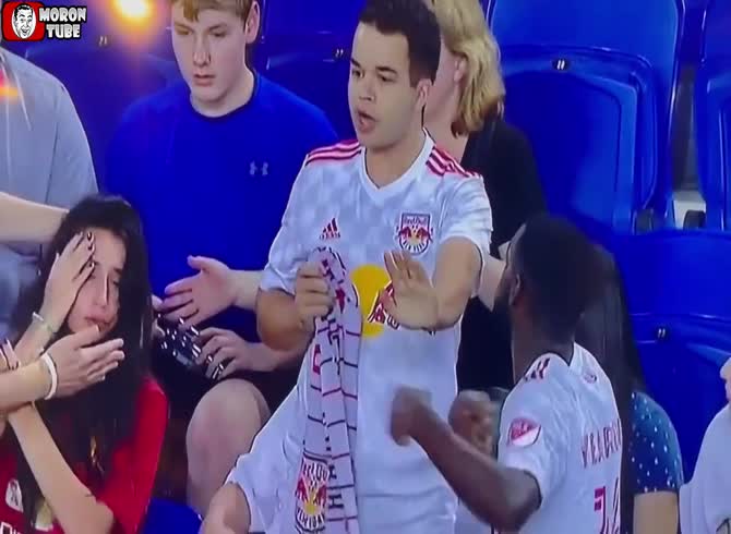 Video :After hurling a ball into a woman's head, he tries to apologize, but it doesn't work out